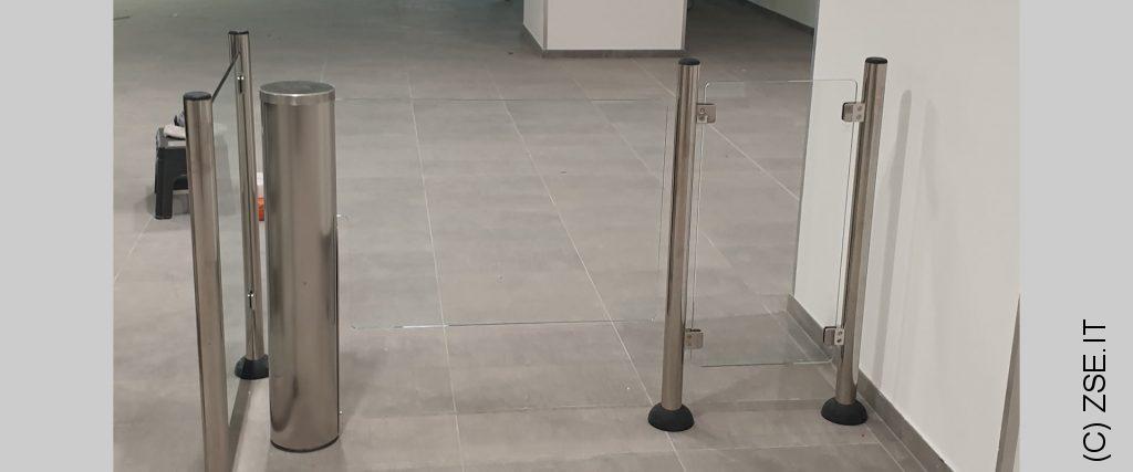 Elegante Portello Automatico con anta in Vetro per Aziende